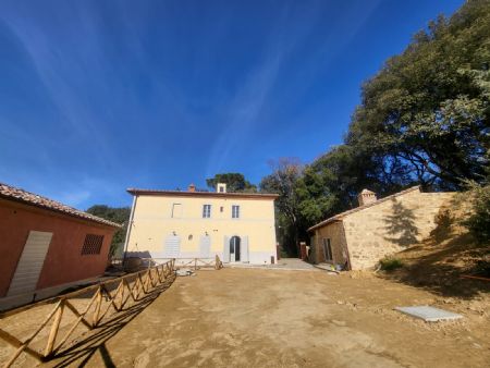 For Sale Villa SIENA. A renovated semi-detached house for sale which is part of a villa dating back the XVIIth...